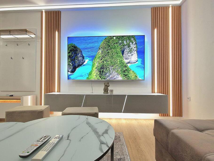 Luxury Apartment. 75 Inches Tv Varna Esterno foto
