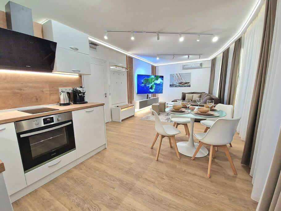 Luxury Apartment. 75 Inches Tv Varna Esterno foto