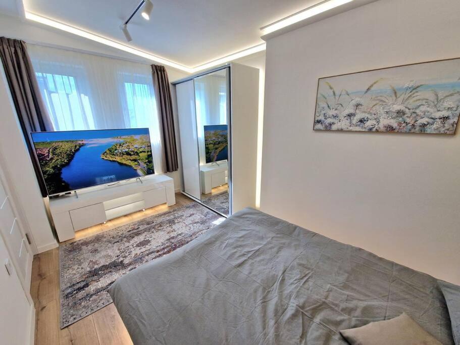 Luxury Apartment. 75 Inches Tv Varna Esterno foto